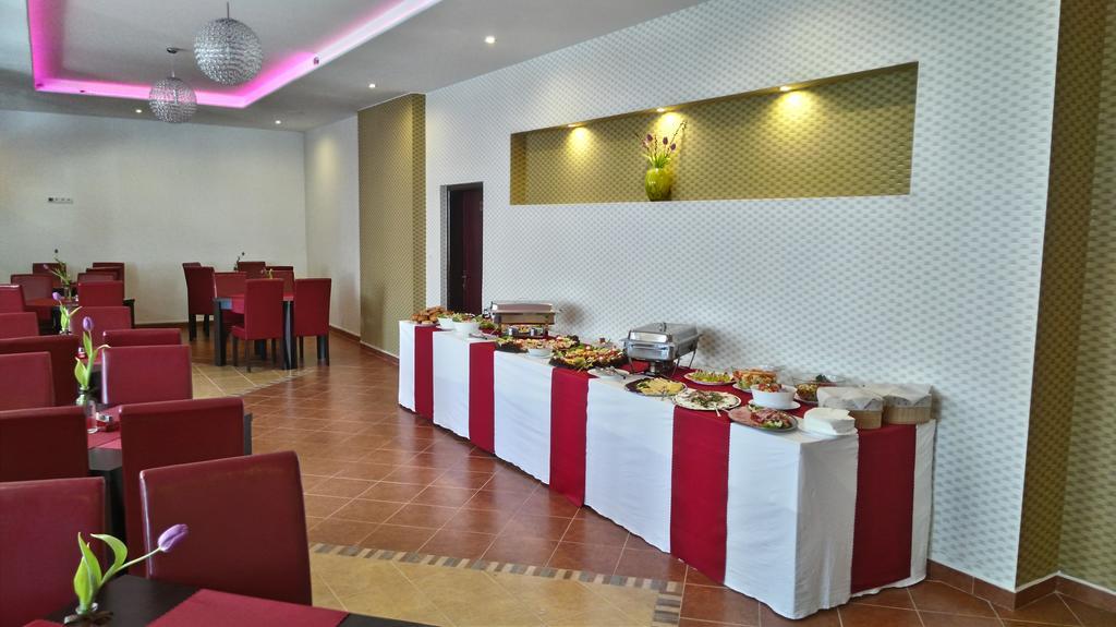 Hotel Gula Батизовце Экстерьер фото