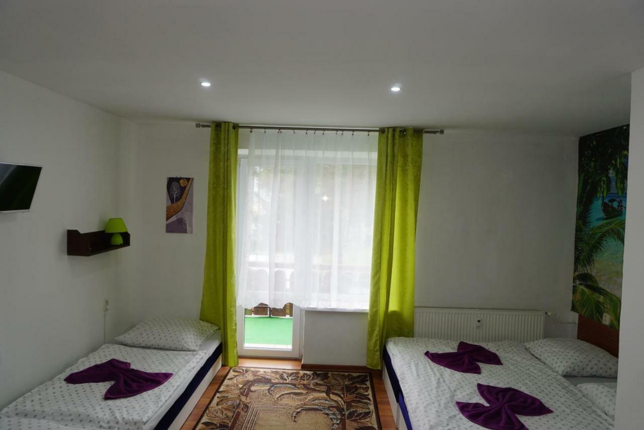 Hotel Gula Батизовце Экстерьер фото